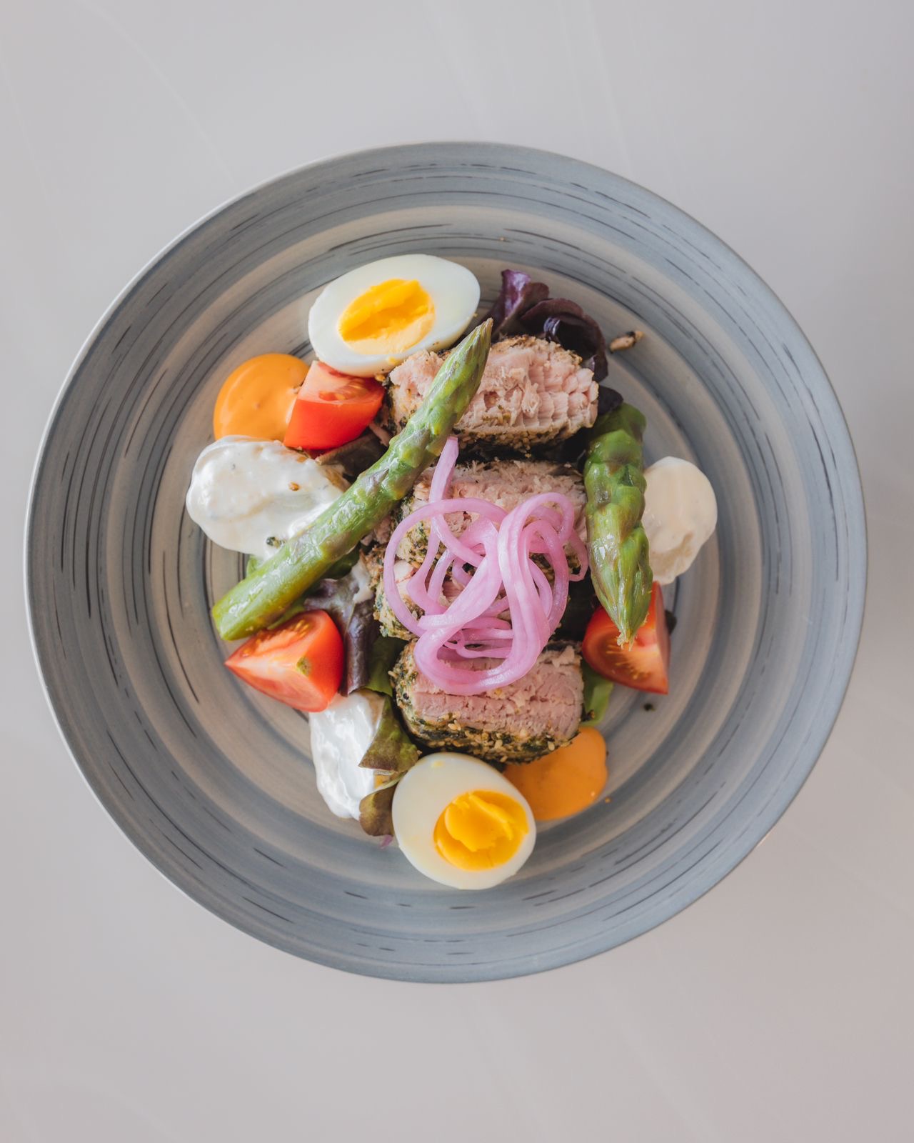 Seared tuna salad with pickled onion, asparagus and egg